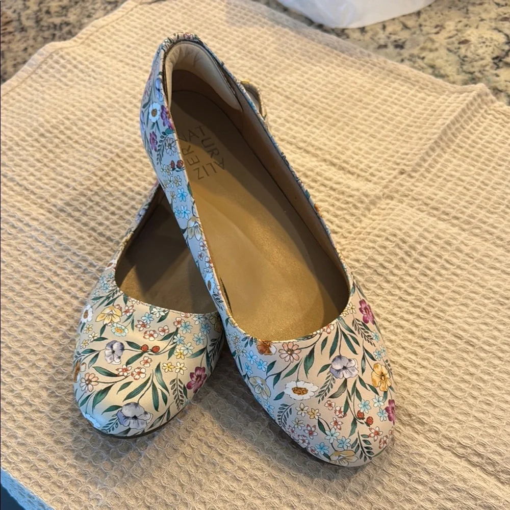 Naturalizer Cream Flats with Floral Design - Picture 2 of 4